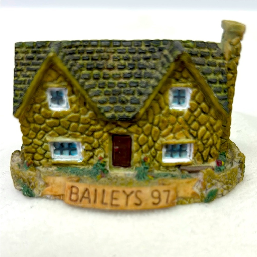 Vintage BAILEYS 97 “HenryHouse” miniature English cottage